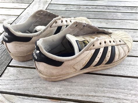 witte adidas schoenen in de wasmachine